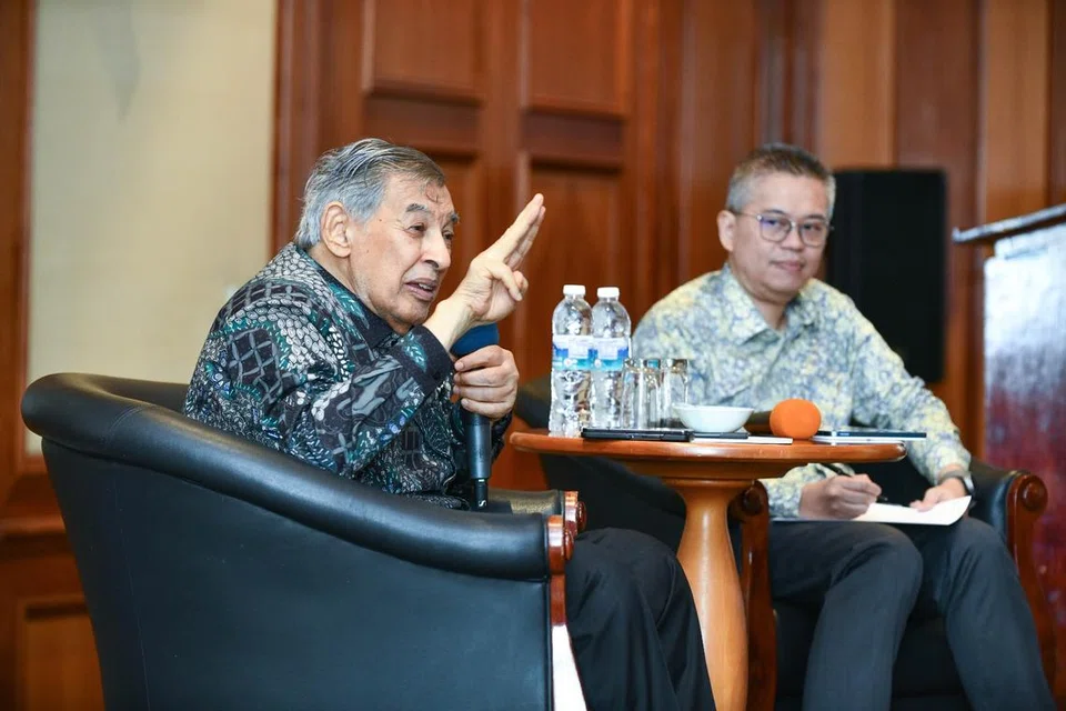 Profesor Dr Muhammad Quraish Shihab (kiri) menegaskan konsep “ilmu amaliyah”, iaitu ilmu yang diamalkan, dan “amal ilmiah”, iaitu amal yang berdasarkan ilmu menjadikan seseorang mulia di sisi Islam. Bersama beliau ialah moderator ceramah, Zamil Kanan yang juga Penyelaras bagi Program Pengajian Budaya dan Sosial Serantau, Iseas-Institut Yusof Ishak, Dr Norshahril Saat. 