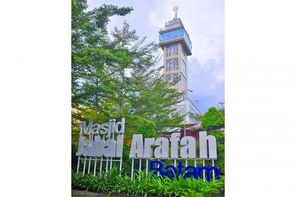 MASJID JABAL ARAFAH: Ia dilengkapi dengan pelbagai kegiatan, kemudahan dan keperluan seperti bilik darjah, perpustakaan, bilik digital dan komputer, kafe, taman kecil, kedai baju dan cenderahati. Dari menaranya yang setinggi 60 meter, pengunjung dapat melihat suasana di seluruh Batam dan sebahagian pemandangan di Singapura. 