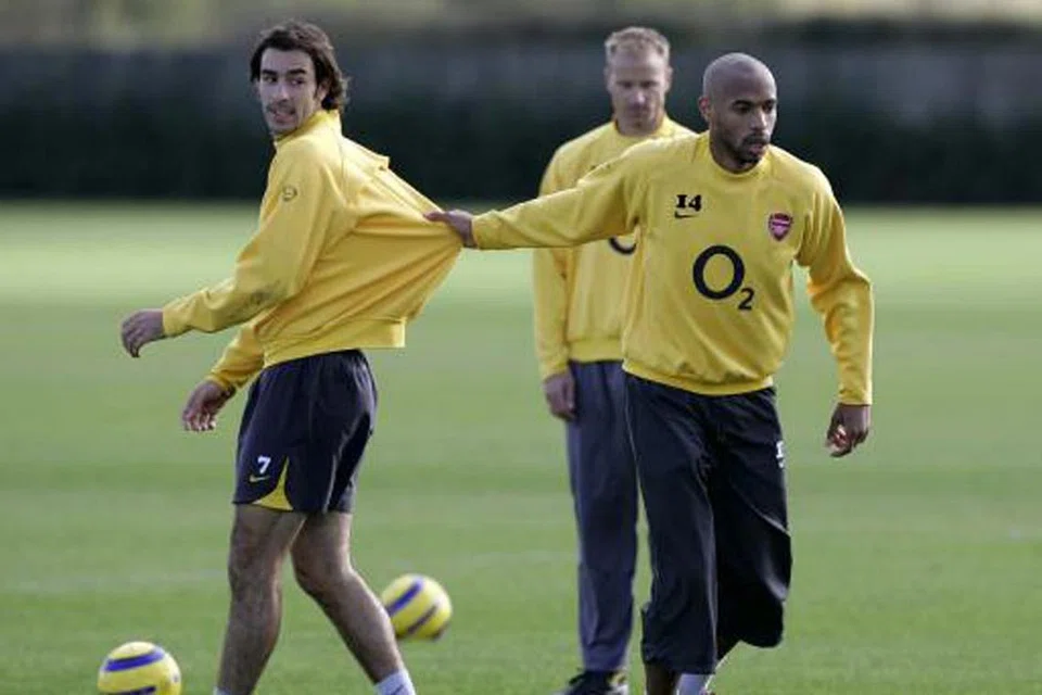 Gandingan EPL paling banyak jaringkan gol: 29 GOL: Robert Pires (kiri) dan Thierry Henry (kanan) - Arsenal. - Foto fail, AP 