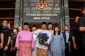 Perdana Menteri Malaysia merangkap Menteri Kewangan, Datuk Seri Anwar Ibrahim (tengah) bersama Menteri Kewangan II, Senator Datuk Seri Amir Hamzah Azizan (kiri sekali); dan Timbalan Menteri Kewangan, Cik Lim Hui Ying (kanan sekali), sebelum pembentangan Belanjawan 2025 di Parlimen Malaysia pada 18 Oktober.