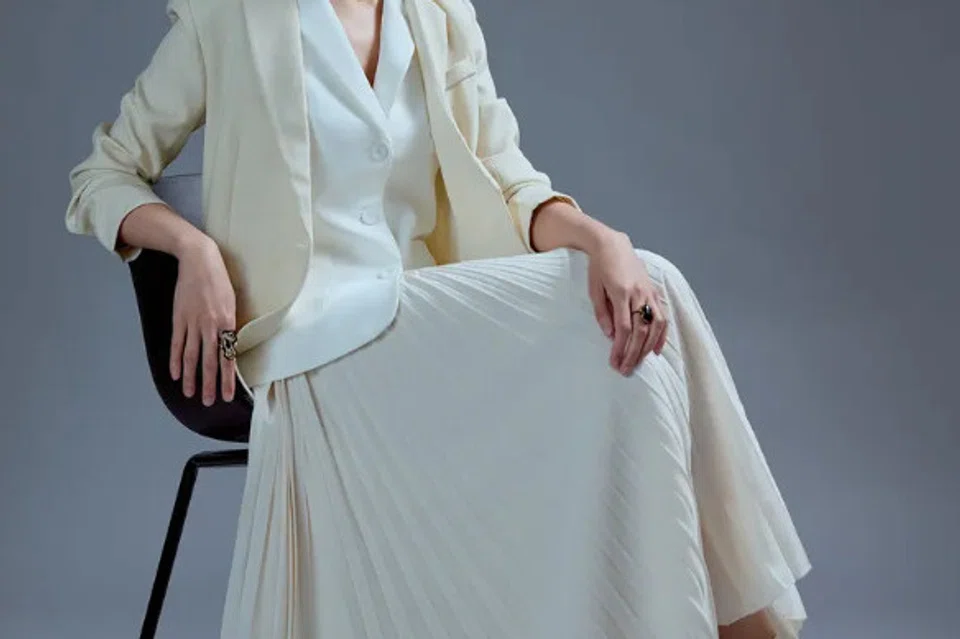 Blaus dalam (putih), ‘Aika Lightweight Tailored Button Down Vest Top’, dijual pada harga promosi $40 di kedai dalam talian, Love, Bonito.