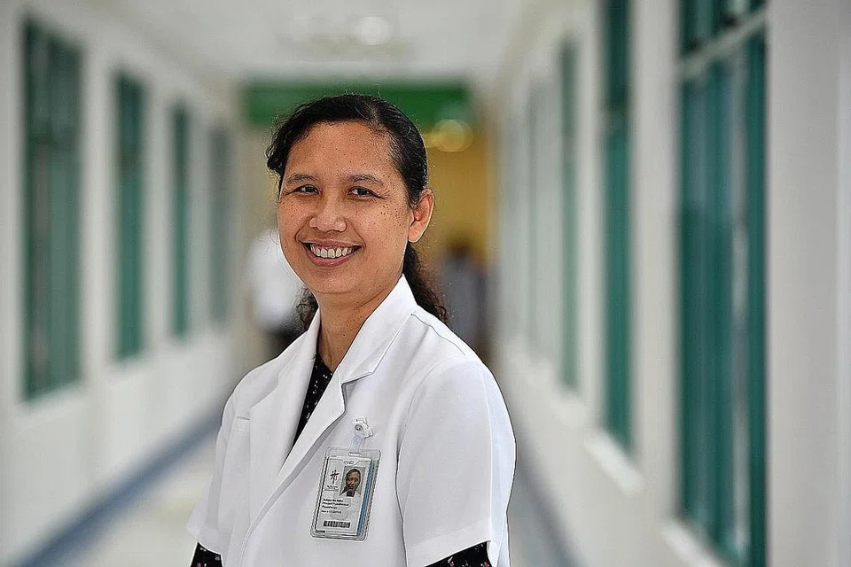 "Peranan saya sebagai pendidik adalah menjadi jambatan untuk menggabungkan teori yang telah dipelajari pelajar semasa di sekolah dan mengaitkannya dengan pengalaman perubatan yang terdapat di sini." - Cik Suhana Salim.