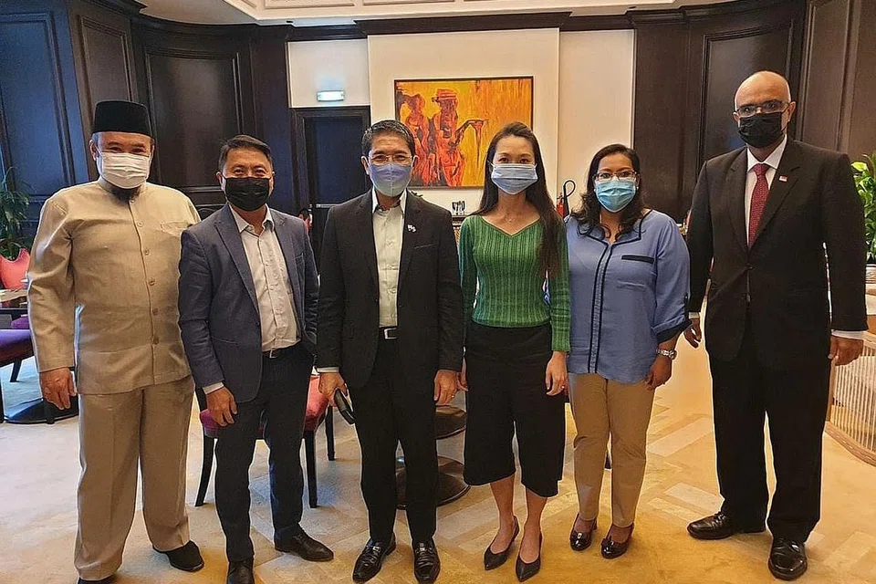 TEMUI WARGA: Dr Maliki (tiga dari kiri) menemui beberapa warga Singapura semasa kunjungan ke Abu Dhabi. - Foto FACEBOOK MALIKI OSMAN
