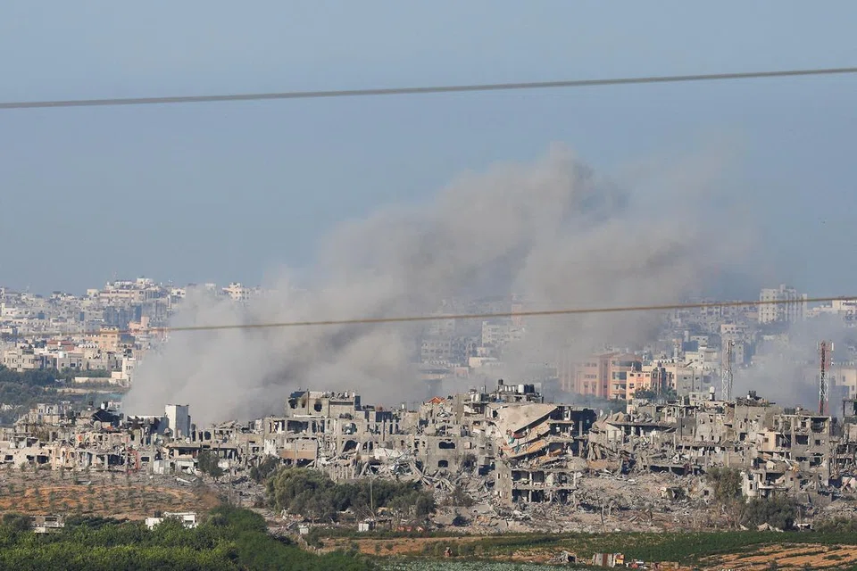 
BELUM REDA: Asap kelihatan berkepul-kepul semasa serangan Israel ke atas Gaza pada Isnin, di tengah-tengah pertempuran berterusan antara Israel dengan Hamas. 