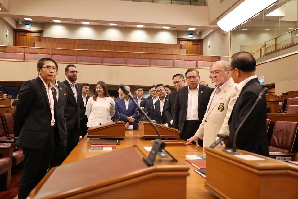 Yang di-Pertuan Agong, Sultan Ibrahim (dua dari kanan), menerima taklimat daripada Speaker Parlimen, Encik Seah Kian Peng (kanan). Antara yang hadir termasuk Menteri di Pejabat Perdana Menteri, Dr Mohamad Maliki Osman (kiri); Ketua Parti Pekerja (WP), Encik Pritam Singh (dua dari kiri); AP Parti Tindakan Rakyat (PAP) Cik Nadia Ahmad Samdin (tiga dari kiri); Menteri Pengangkutan Malaysia, Encik Anthony Loke (empat dari kanan), dan Menteri Ehwal Luar, Dr Vivian Balakrishnan (tiga dari kanan).