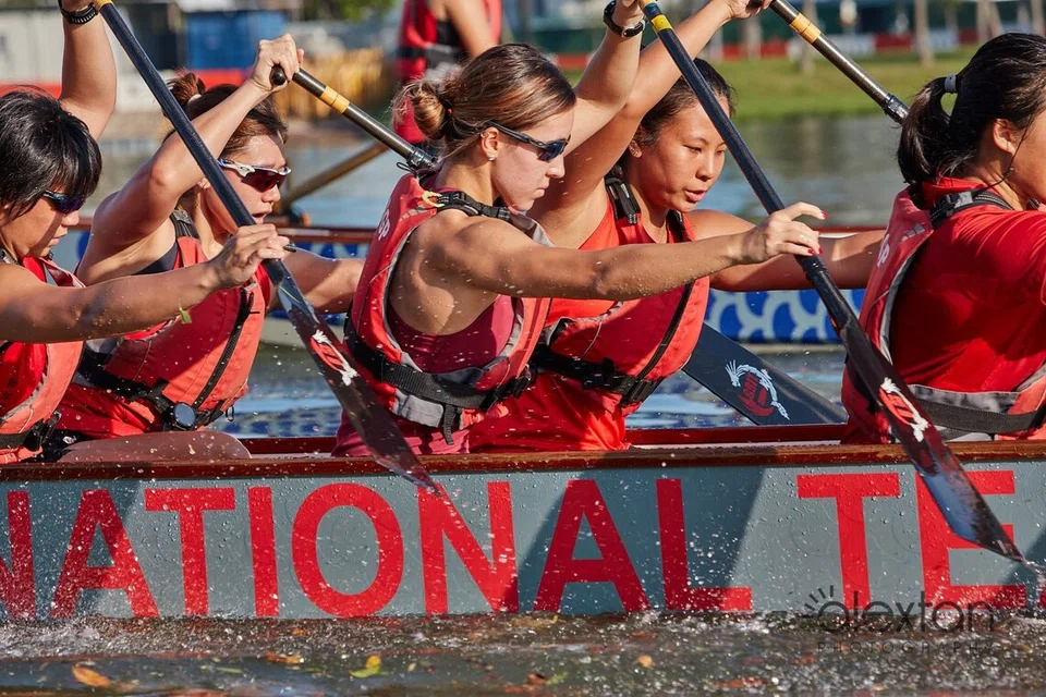 Atlet bot naga negara, Sumeya Ahbabovic Shuen Yuen (tengah), antara 14 atlet bot naga wanita Singapura yang akan menyertai Sukan SEA 2025 pada Disember nanti. 