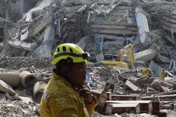 Petugas mencari mangsa yang terperangkap selepas sebuah bangunan runtuh susulan gempa bumi di Bangkok, Thailand, pada 28 Mac 2025. Gempa bumi sekuat 7.7 menurut skala Richter melanda Myanmar dengan gegaran turut dirasai di negara jiran, Thailand.
