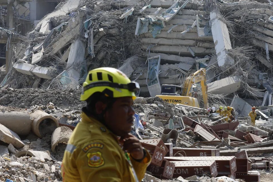 Petugas mencari mangsa yang terperangkap selepas sebuah bangunan runtuh susulan gempa bumi di Bangkok, Thailand, pada 28 Mac 2025. Gempa bumi sekuat 7.7 menurut skala Richter melanda Myanmar dengan gegaran turut dirasai di negara jiran, Thailand.