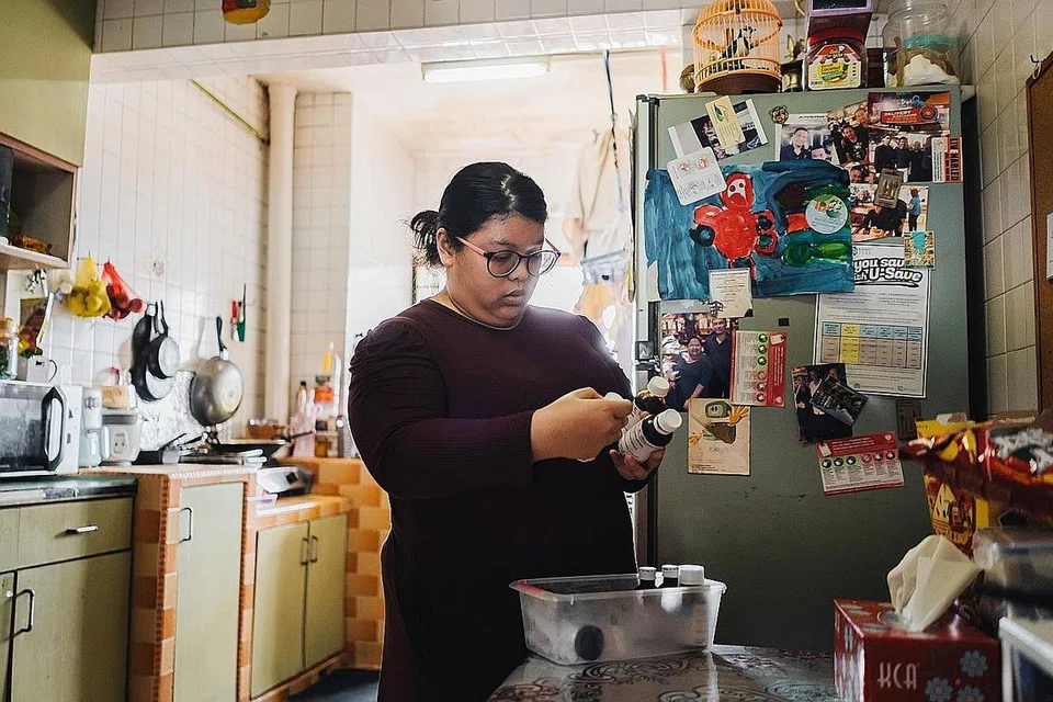 GIGIH BERUSAHA DAPATKAN BANTUAN: Demi masa depan dua anaknya yang masih kecil, Cik Nayli Nur Damia Latif, 26 tahun, gigih berusaha untuk mendapatkan bantuan daripada beberapa pihak, termasuk Majlis Ugama Islam Singapura (Muis) melalui bantuan zakatnya. - Foto MUIS.