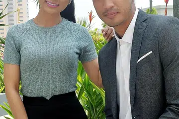 SENANG BEKERJASAMA: Aiman Hakim Ridza (kanan) meminati lakonan Zara Zya (kiri) yang bersahaja serta budaya kerjanya yang profesional di sebalik tabiat 'gila-gilanya. - Foto-foto ZAZAHIRU dan THE HIVE