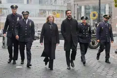 Pesuruhjaya Polis Jessica Tisch (kiri tengah), yang sebelum ini berkhidmat di bawah bekas Datuk Bandar Eric Adams, telah dilantik semula oleh Datuk Bandar Zohran Mamdani (kanan tengah).
