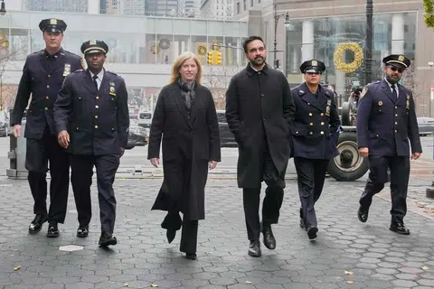 Pesuruhjaya Polis Jessica Tisch (kiri tengah), yang sebelum ini berkhidmat di bawah bekas Datuk Bandar Eric Adams, telah dilantik semula oleh Datuk Bandar Zohran Mamdani (kanan tengah).