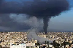 Kepulan asap kelihatan menjulang dari lokasi serangan udara Israel di pinggir selatan Beirut pada 3 Mac 2026. Tentera Israel mengeluarkan arahan pemindahan baharu bagi puluhan lokasi di Lebanon pada hari yang sama, termasuk memberi amaran kepada penduduk di dua kawasan selatan Beirut supaya menjauhi beberapa bangunan menjelang operasi yang dijangka dilancarkan.