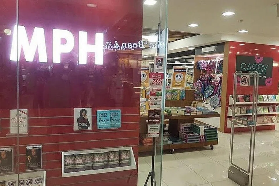 TUTUP KEDAI: MPH akan tutup cawangannya di Raffles City dan Parkway Parade, pada 28 Julai dan 1 September masing-masing.