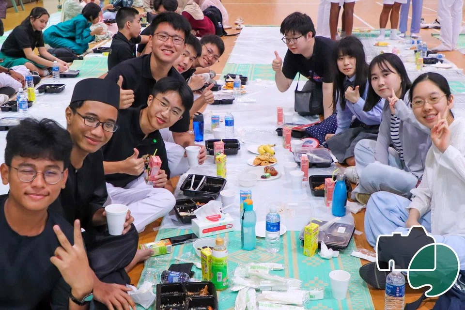 Pelajar Institusi Raffles (RI) berbuka puasa di majlis iftar tahunan RI bersama pelajar antarabangsa dari Jepun pada 22 Mac.