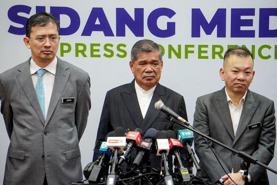 SUDAH PUTUSKAN: Menteri Pertanian dan Keterjaminan Makanan Malaysia, Datuk Seri Mohamad Sabu (tengah) bersama Timbalannya, Encik Chan Foong Hin (kanan), ketika sidang media pengumuman pengapungan harga ayam di Kuala Lumpur pada Isnin.