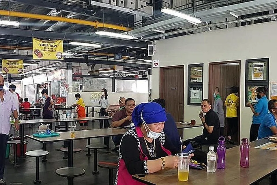 TIDAK SESAK: Pusat Makanan Sementara Market Street di Cross Street kelihatan lengang semasa waktu makan tengah hari semalam. - Foto NUR SYAHIIRAH M A ABDUL MALIK