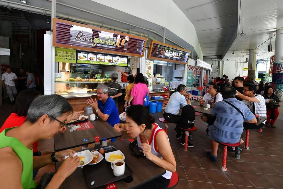 MENIKMATI PELBAGAI JUADAH: (Gambar atas) Para pelanggan boleh memilih pelbagai makanan di tingkat satu Pusat Penjaja Pasir Ris Central. - Foto-foto BH oleh LIM YAOHUI 