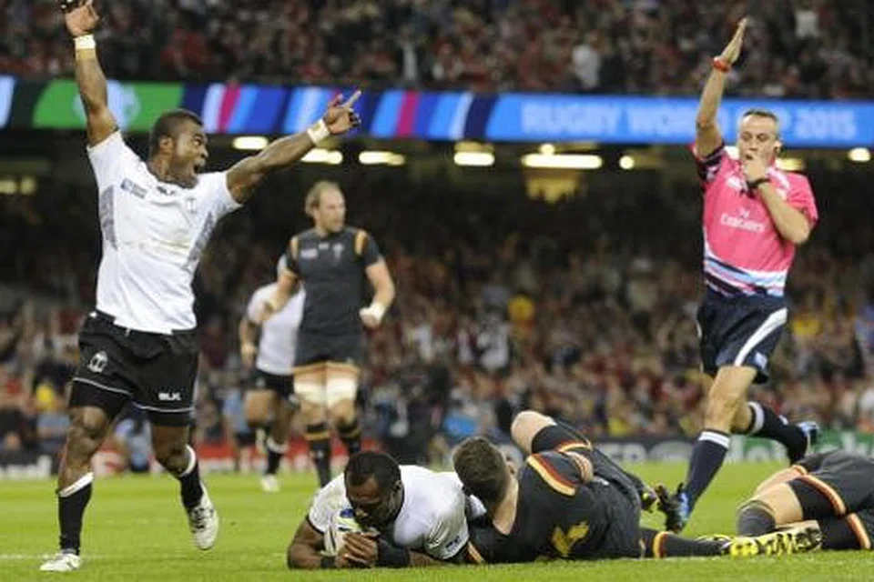 LAKUKAN TRAI: Pemain Fiji meraikan kejayaan trai yang dilakukan Vereniki Goneva tetapi tidak cukup menghalang Wales daripada memenangi pertarungan itu