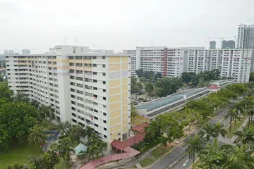 PEMBANGUNAN SEMULA FLAT: Menurut Menteri Pembangunan Negara, Encik Lawrence Wong, tidak semua flat lama HDB layak menjalani Sers. Foto di atas menunjukkan lapan blok merangkumi 994 flat HDB dari Blok 513 hingga 520 di West Coast Road dipilih untuk skim Sers pada 3 Ogos tahun lalu. - Foto THE STRAITS TIMES