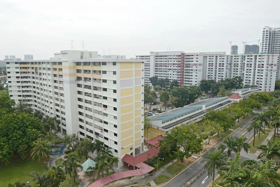 PEMBANGUNAN SEMULA FLAT: Menurut Menteri Pembangunan Negara, Encik Lawrence Wong, tidak semua flat lama HDB layak menjalani Sers. Foto di atas menunjukkan lapan blok merangkumi 994 flat HDB dari Blok 513 hingga 520 di West Coast Road dipilih untuk skim Sers pada 3 Ogos tahun lalu. - Foto THE STRAITS TIMES