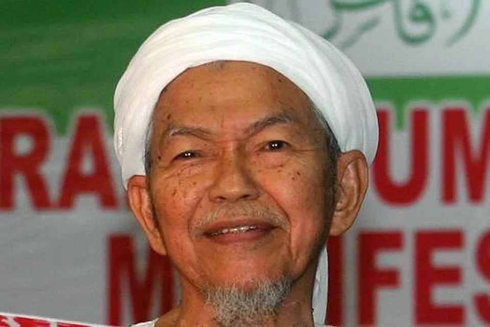 PENGHORMATAN TERAKHIR: Ribuan orang menziarahi jenazah Allahyarham Mursyidul Am PAS, Datuk Nik Abdul Aziz Nik Mat, di rumahnya sebelum jenazahnya dibawa ke Tanah Perkuburan Islam Pulau Melaka di sini, semalam. - Foto-foto UTUSAN ONLINE