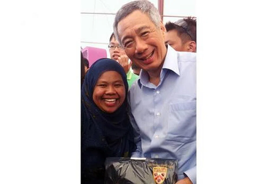 KENANGAN MANIS: Perdana Menteri Lee Hsien Loong begitu gembira apabila Cik Roszalina memberitahu bahawa beliau menuntut di kolej yang sama dengan mendiang Encik Lee semasa mereka berdua bertemu pada 2014.