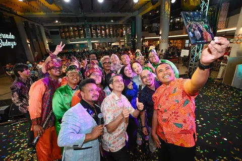 Hadirin pada acara sambutan ulang tahun ketujuh Wisma Geylang Serai (WGS) berswafoto. Mereka terdiri daripada (dari kiri, di barisan hadapan) penyampai radio Mediacorp, Warna 942, Encik A B Shaik; Pemangku Menteri Bertanggungjawab bagi Ehwal Masyarakat Islam, Profesor Madya Dr Muhammad Faishal Ibrahim; Anggota Parlimen (AP) GRC Nee Soon, Dr Syed Harun Alhabsyi, dan AP GRC Pasir Ris-Changi, Encik Sharael Taha.