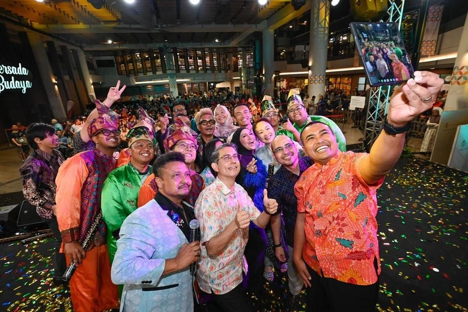 Hadirin pada acara sambutan ulang tahun ketujuh Wisma Geylang Serai (WGS) berswafoto. Mereka terdiri daripada (dari kiri, di barisan hadapan) penyampai radio Mediacorp, Warna 942, Encik A B Shaik; Pemangku Menteri Bertanggungjawab bagi Ehwal Masyarakat Islam, Profesor Madya Dr Muhammad Faishal Ibrahim; Anggota Parlimen (AP) GRC Nee Soon, Dr Syed Harun Alhabsyi, dan AP GRC Pasir Ris-Changi, Encik Sharael Taha.