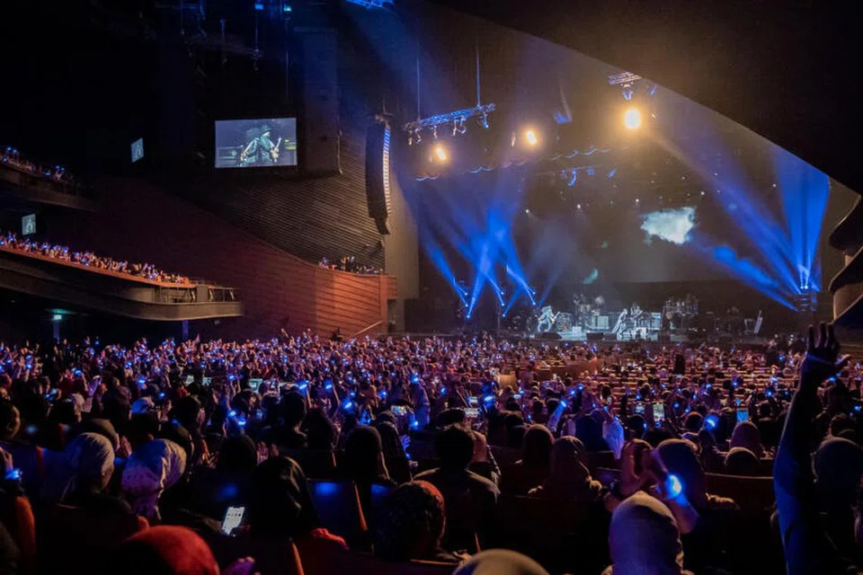 BERPESTA BERSAMA RATU ROK: Lautan seramai 5,000 penonton menyaksikan Konsert ‘Jilid Akhir Ella Puteri Kota’ di Teater The Star. 