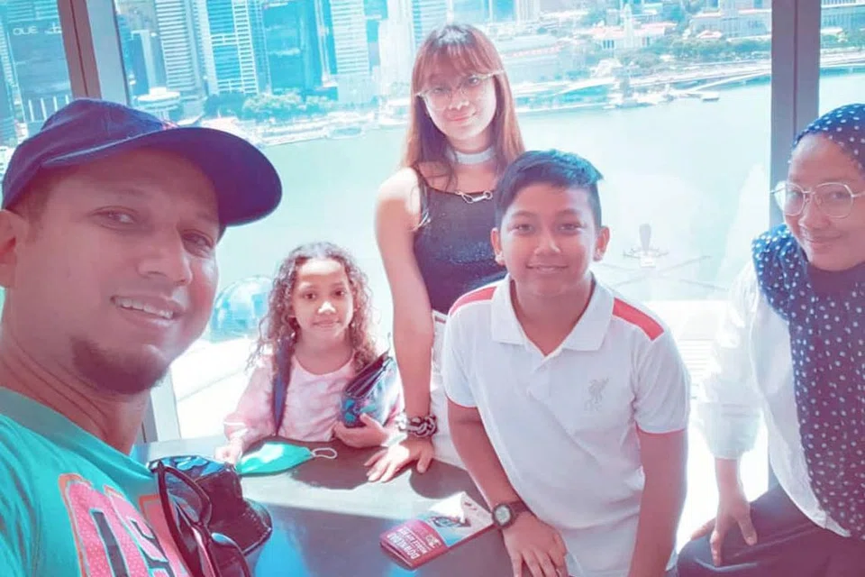 CUTI INAP DI MBS: Cik Eka Mairina dan keluarganya semasa pengalaman cuti inap mereka di hotel Marina Bay Sands November lalu. - Foto ihsan EKA MAIRINA