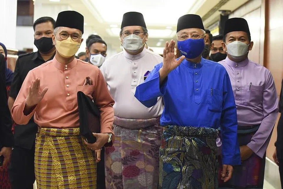 BELANJAWAN 2022 MALAYSIA: Menteri Kewangan, Tengku Datuk Seri Zafrul Tengku Abdul Aziz (kiri) bersama-sama Perdana Menteri, Datuk Seri Ismail Sabri Yakob (kanan), sebelum melangkah masuk ke Dewan Parlimen bagi membentangkan Belanjawan Negara. - Foto 