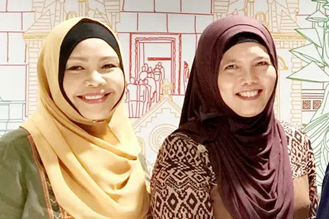 PERUBAHAN PUCUK PIMPINAN: Cik Sabariah Ramilan (kiri) mengambil alih jawatan Cik Zakiah Halim. - Foto fail