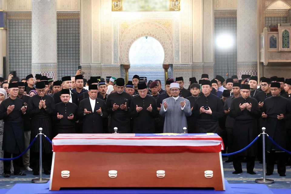 Perdana Menteri Malaysia, Datuk Seri Anwar Ibrahim (barisan depan, lima dari kanan),memberi penghormatan terakhir kepada jenazah mantan Perdana Menteri Malaysia kelima, Tun Abdullah Ahmad Badawi, di ruang solat utama di Masjid Negara, Kuala Lumpur, pada 15 April. Turut kelihatan menantu Allahyarham, Encik Khairy Jamaludin (barisan depan, enam dari kanan).