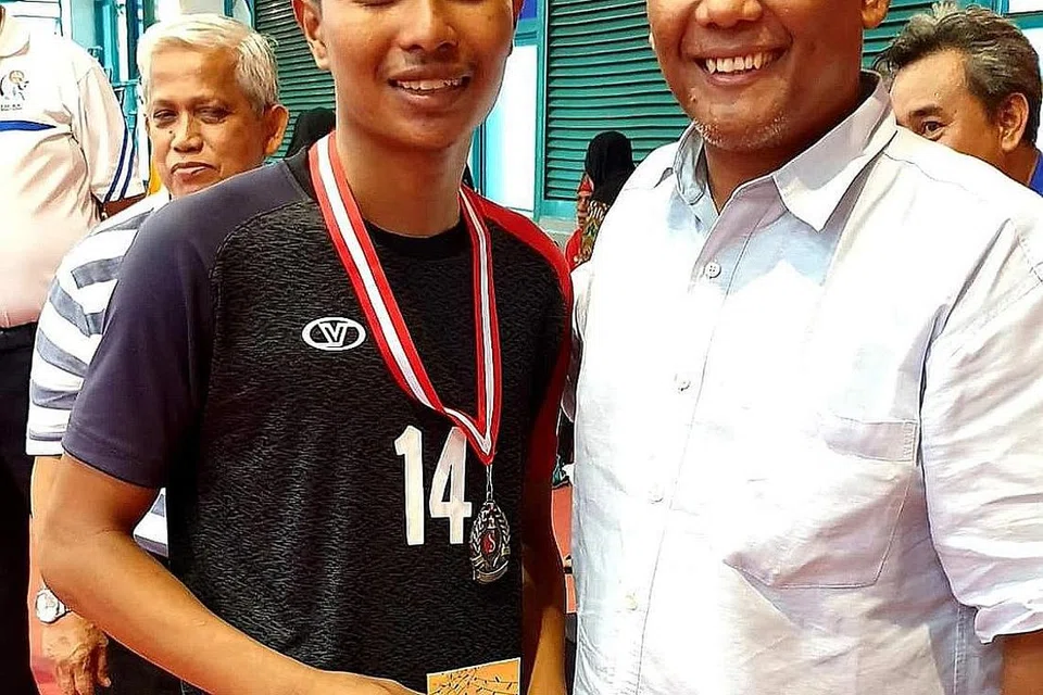 PEMAIN TERBAIK PERTANDINGAN: Presiden Perses Mohd Nasri Haron (kanan) bersama Pemain Terbaik Pertandingan, Muhd Eriskandar Muhd Adam, penyerang pasukan Nee Soon Central CSC.