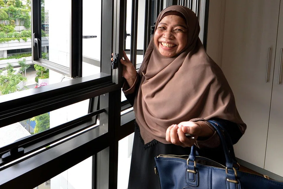 GEMBIRA DIBERI PERHATIAN: Cik Rohani Ahmad berkata beliau senang hati mendengar rancangan pemerintah untuk memupuk negara inklusif yang tidak meminggirkan warga emas sepertinya. - Foto fail