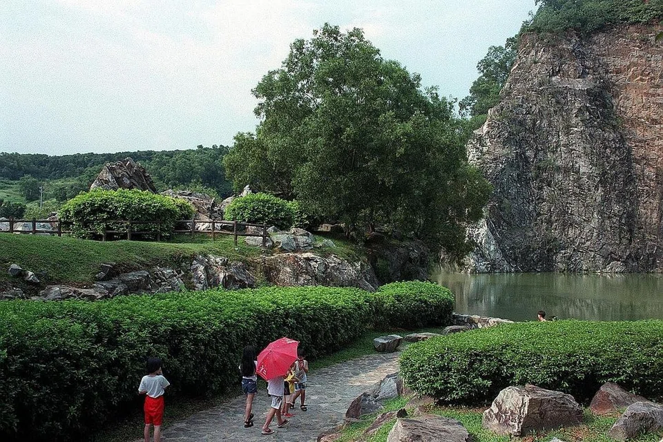 TAMAN MENGHIJAU: Apabila siap nanti pada akhir tahun depan, taman baru di Bukit Gombak di Bukit Batok West Avenue 5 ini akan menambahkan lagi ruang menghijau bagi penduduk di sana yang kini selain daripada taman yang digelar 'Little Guilin' (gambar atas) yang sudah pun lama wujud di kejiranan kawasan itu. - Foto fail