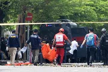 SERPIHAN MAYAT: Anggota forensik polis dilihat membawa beg mayat menyusuli satu percubaan untuk mengebom sebuah gereja di Makassar yang sedang menyambut minggu suci 'Palm Sunday'. Kededua suspek yang menaiki motosikal bagaimanapun tidak sempat masuk ke dalam gereja, sebaliknya ditahan di pekarangan gereja sebelum meledakkan letupan. - Foto EPA-EFE