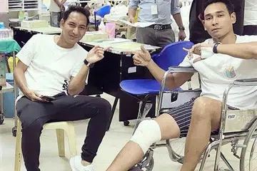 CEDERA SEMASA MELAKUKAN BABAK AKSI: Pelakon Riz Amin (kanan) cedera semasa penggambaran filem 'Polis Evo 2' dan dimasukkan ke hospital di Kelang, Selangor. Bersama beliau ialah teraju utama filem itu, Zizan Razak. - Foto INSTAGRAM RIZ AMIN