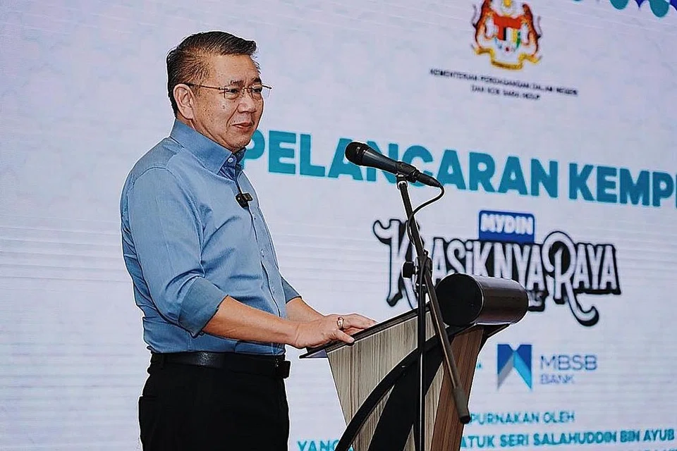 TINGKAT BANTUAN: Menteri Perdagangan Dalam Negeri dan Kos Sara Hidup, Datuk Seri Salahuddin Ayub (gambar atas), ingin meluaskan bantuan di bawah daya usaha Payung Rahmah. Ini menyusuli kejayaan inisiatif 'Menu Rahmah' yang bertujuan membantu penduduk harungi kos sara hidup yang kian meningkat. - Foto-Foto FACEBOOK / SALAHUDDIN AYUB