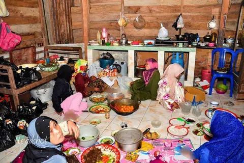 Suasana sebuah rumah kampung di Pulau Bawean yang penuh dengan penduduk meluangkan masa beramai-ramai.