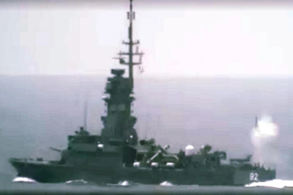 PELURU BERPANDU DILANCAR: Peluru berpandu antipeluru Barak dilancarkan daripada kapal peluru berpandu Angkatan Laut Republik Singapura (RSN), RSS Vigour. - Foto FACEBOOK DR NG ENG HEN