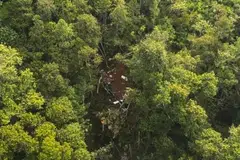 Serpihan helikopter kelihatan di lokasi nahas di daerah Sekadau, wilayah Kalimantan Barat, Indonesia, pada 16 April 2026.