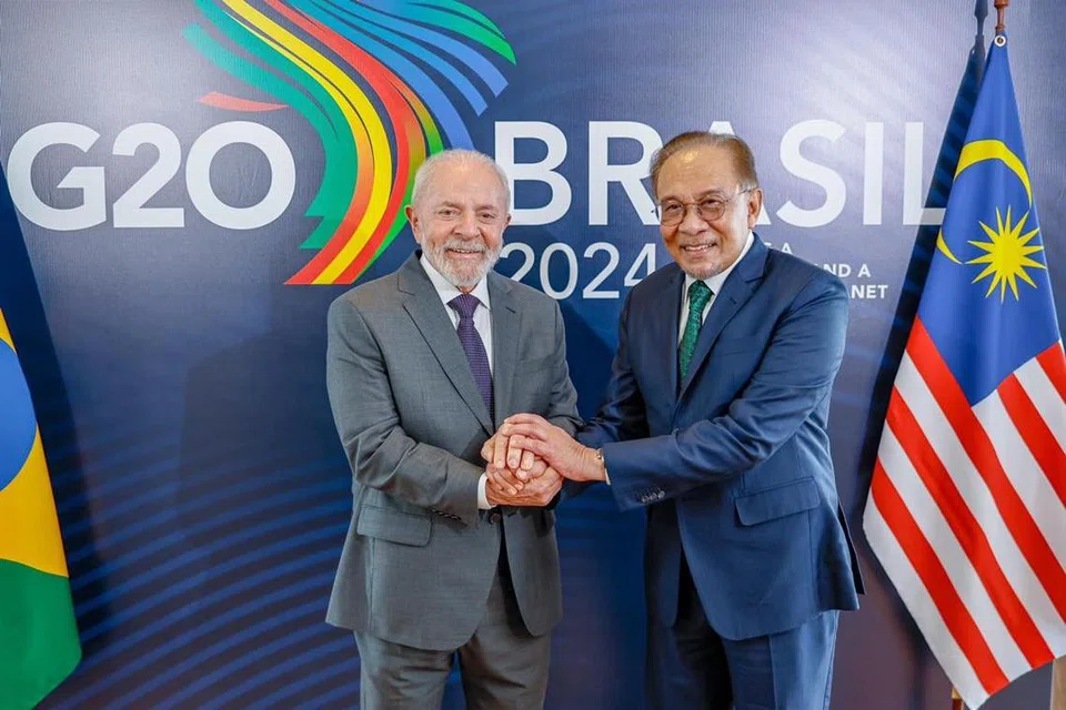 Perdana Menteri Malaysia, Datuk Seri Anwar Ibrahim (kanan) bertemu Perdana Menteri Brazil, Encik Luiz Inácio Lula da Silva (kiri) sempena lawatan sulungnya ke Brazil pada 16 hingga 19 November.
