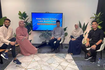 BINCANG PEMBELAJARAN AGAMA DALAM PELBAGAI WADAH: (Dari kanan) Didicazli, Ustazah A'ishah dan Ustaz Fathurrahman bersama hos Shahida serta Hans Ashrie membincangkan pembelajaran agama yang memanfaatkan pelbagai wadah yang terdapat masa kini dalam Facebook Live berjudul Kelas Agama Virtual Lebih Muda Capai Keseimbangan. - Foto BERITA HARIAN