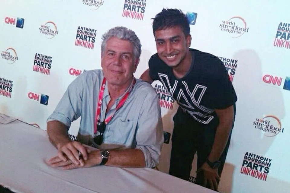 DIIKTIRAF ANTARABANGSA: Encik Abdhus Salam telah beberapa kali mewakili Rojak India Singapura di London, Sydney dan Shanghai sempena Hari Singapura, selain terlibat dalam World Street Food Congress 2015 bersama personaliti dan cef terkenal, Anthony Bourdain (gambar atas) dan muncul dalam beberapa media setempat dan luar negara.