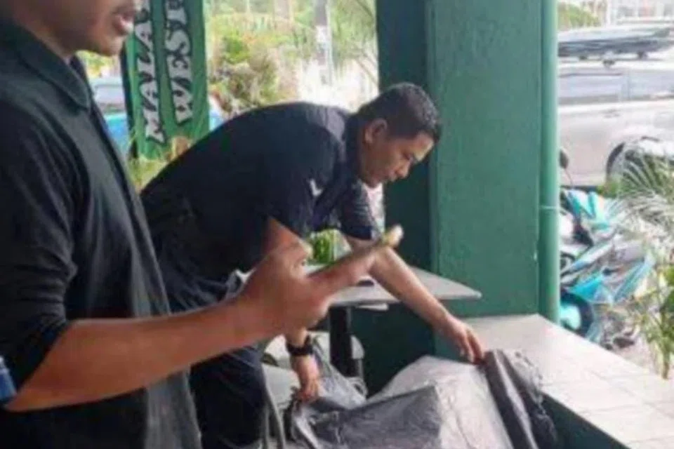 Pihak polis menutup mayat lelaki yang maut akibat dipukul rakannya di hadapan sebuah restoran di Taman Scientex, Pasir Gudang, Johor, dipercayai gara-gara menggunakan kata-kata kesat ketika bertengkar.