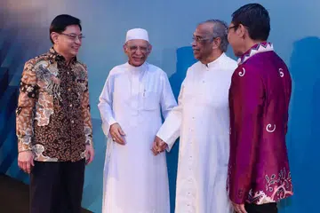 DIKAGUMI DPM HENG: Habib Hassan (dua dari kiri) yang memegang erat tangan Paderi Adrian Anthony merupakan dua sahabat karib yang tidak mengenal sempadan agama dalam mempromosikan silang agama dan menjadi tunggak kekuatan serta perpaduan dalam membina keharmonian agama, bukan hanya di Singapura tetapi juga di seluruh Asia Tenggara. - Foto FACEBOOK DPM HENG SWEE KEAT