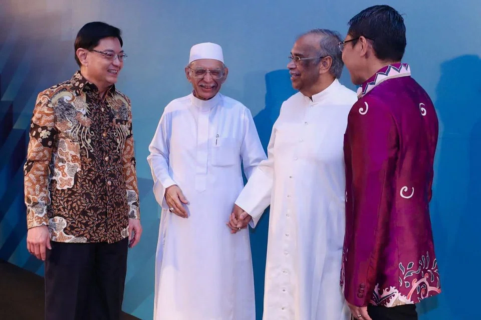 DIKAGUMI DPM HENG: Habib Hassan (dua dari kiri) yang memegang erat tangan Paderi Adrian Anthony merupakan dua sahabat karib yang tidak mengenal sempadan agama dalam mempromosikan silang agama dan menjadi tunggak kekuatan serta perpaduan dalam membina keharmonian agama, bukan hanya di Singapura tetapi juga di seluruh Asia Tenggara. - Foto FACEBOOK DPM HENG SWEE KEAT