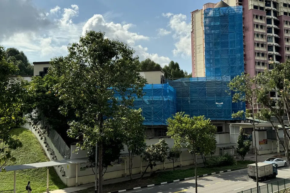 Masjid Darul Makmur yang terletak di Yishun Avenue 2 ini ditutup sepenuhnya dan masih memerlukan $3.9 juta untuk dana projek peningkatan. 